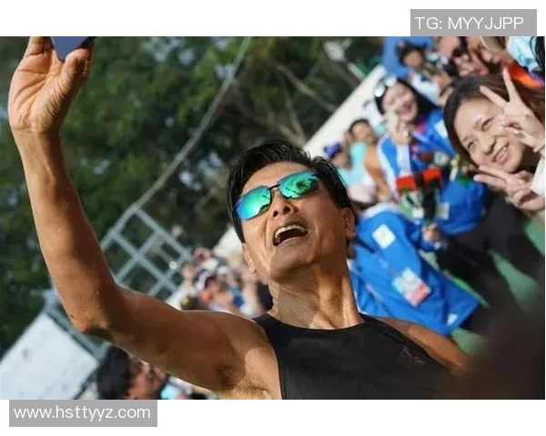 周润发携手香港足球明星队共创辉煌时刻展现体育精神与团队合作魅力 周润发携手香港足球明星队共创辉煌时刻展现体育精神与团队合作魅力